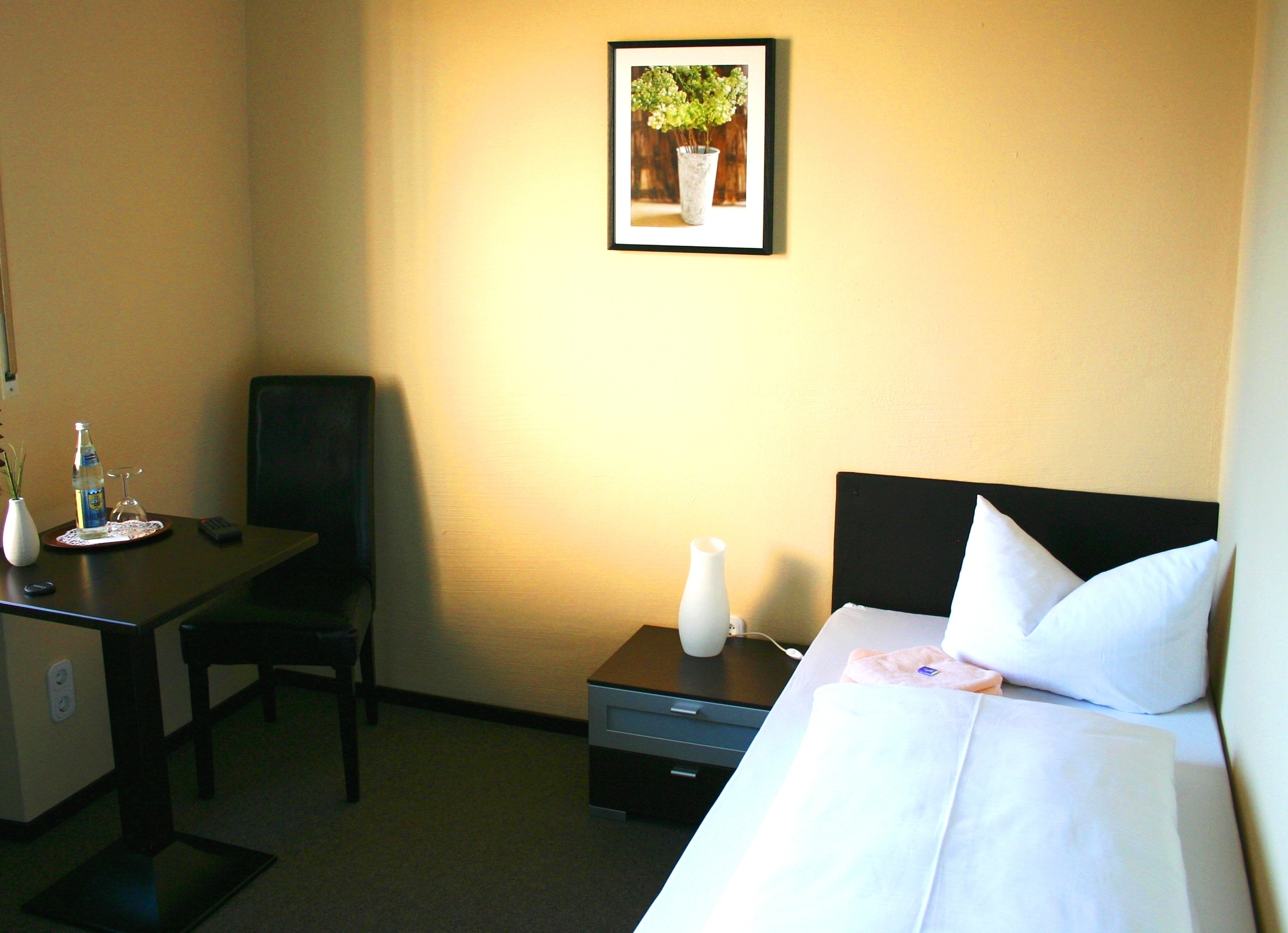 Budget single room eco hotel Augsburg