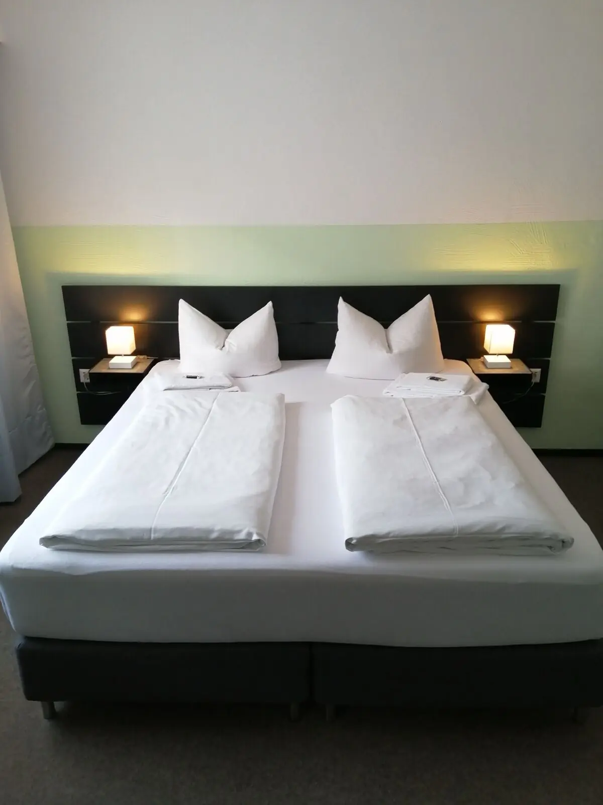 Doppelzimmer Standard mit Doppelbett im Hotel Goldener Falke in Augsburg