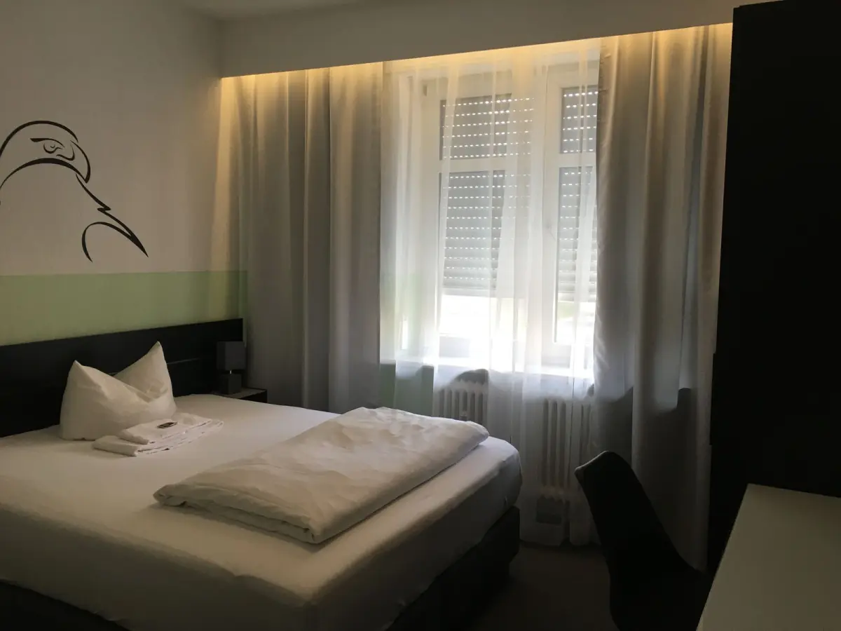 Helles Einzelzimmer mit Fenster im Hotel Goldener Falke in Augsburg-Oberhausen