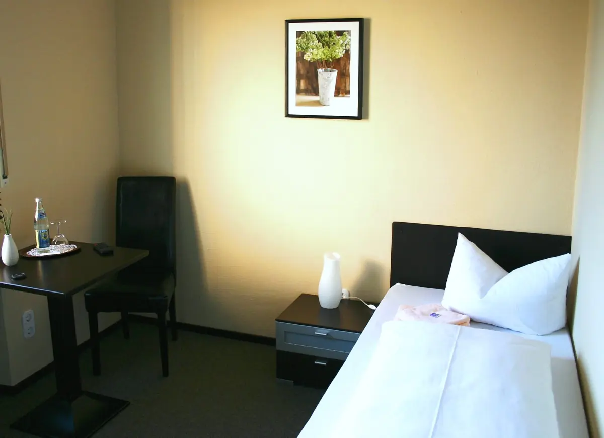 Einzelzimmer Eco mit Schreibtisch im Hotel Goldener Falke in Augsburg-Oberhausen