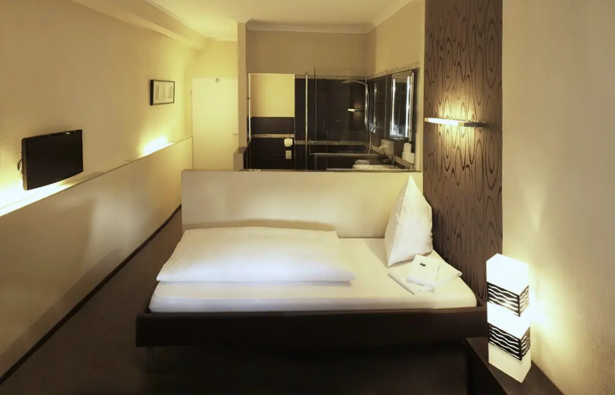 Einzelzimmer Standard mit Leselicht und TV im Hotel Goldener Falke Augsburg