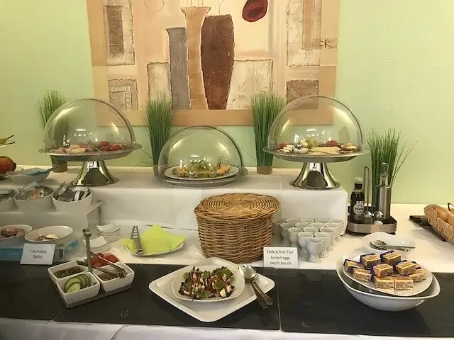 Frühstücksbuffet mit frischen Speisen im Hotel Goldener Falke Augsburg-Oberhausen