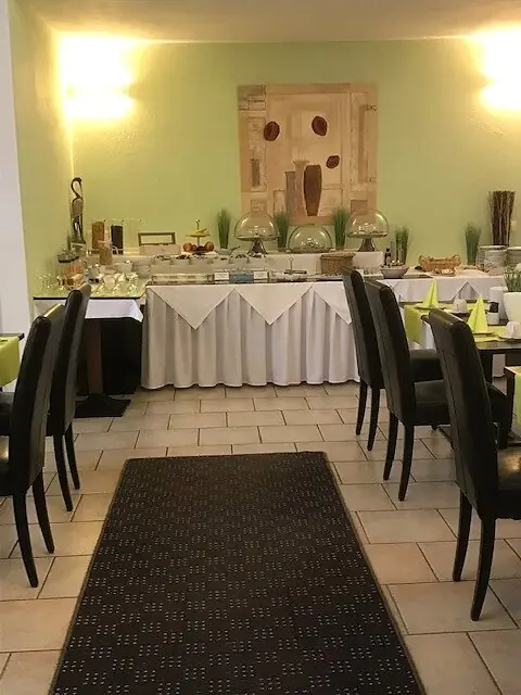 Frühstücksraum mit Buffet im Hotel Goldener Falke in Augsburg